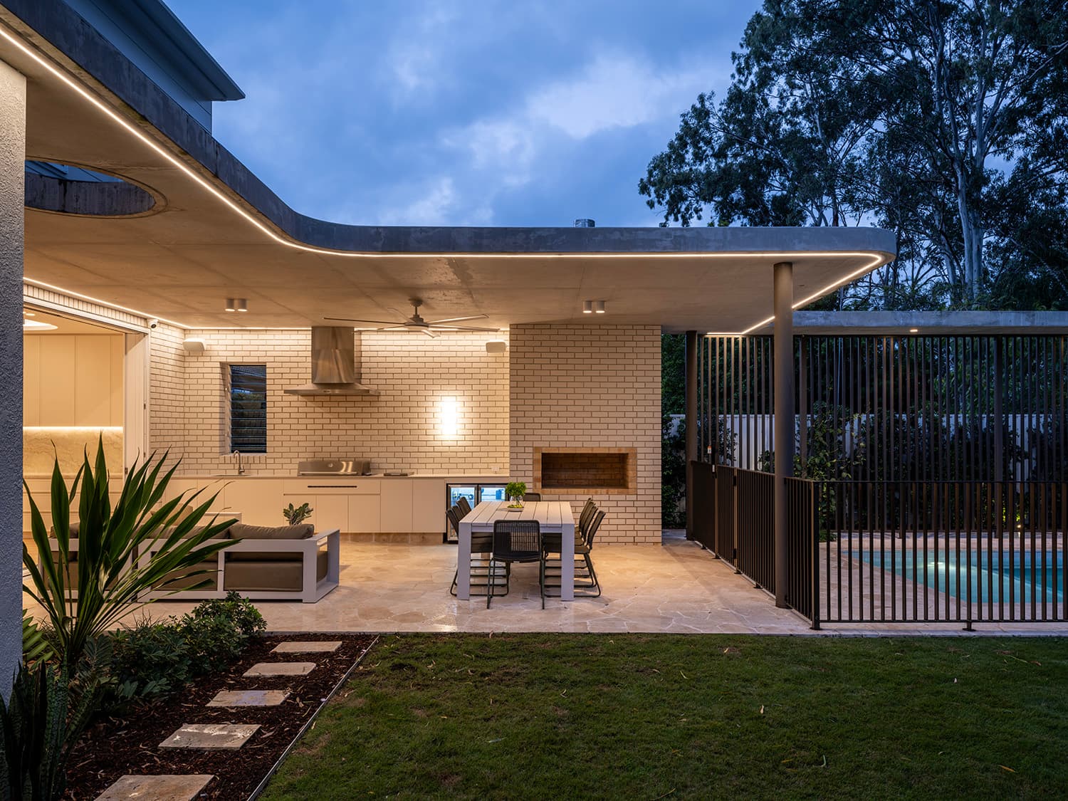 Custom luxury home backyard, 26 Canopus Street, Coorparoo, by HNT Builders